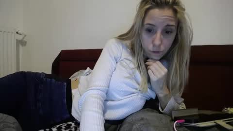 Snapshot of barelylegalblondy chatting on 02-12-25, 07:13 Lena online show from 02-12-25, 07:13