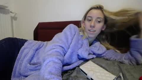 Snapshot of barelylegalblondy chatting on 02-13-25, 07:10 Lena online show from 02-13-25, 07:10