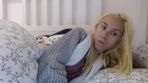 Snapshot of barelylegalblondy chatting on 09-09-25, 09:31 Lena online show from 09-09-25, 09:31