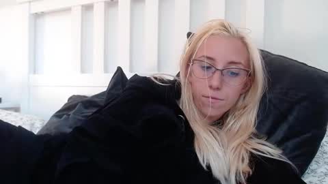 Snapshot of barelylegalblondy chatting on 09-10-25, 04:07 Lena online show from 09-10-25, 04:07