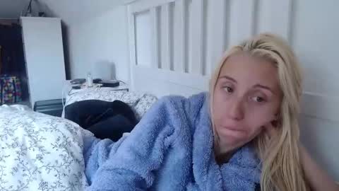 Snapshot of barelylegalblondy chatting on 09-13-25, 08:58 Lena online show from 09-13-25, 08:58