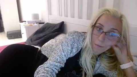 Snapshot of barelylegalblondy chatting on 09-14-25, 05:34 Lena online show from 09-14-25, 05:34