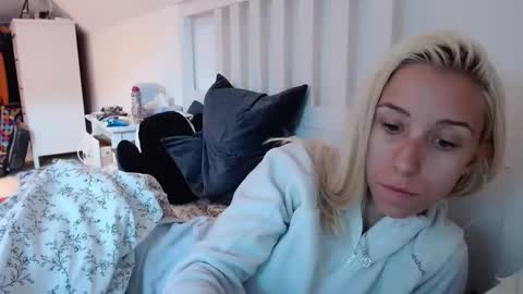 Snapshot of barelylegalblondy chatting on 09-23-25, 09:34 Lena online show from 09-23-25, 09:34