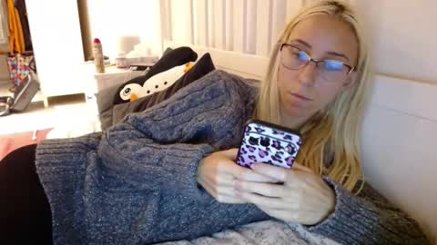 Snapshot of barelylegalblondy chatting on 09-24-25, 12:52 Lena online show from 09-24-25, 12:52