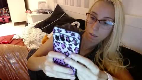 Snapshot of barelylegalblondy chatting on 09-27-25, 06:24 Lena online show from 09-27-25, 06:24