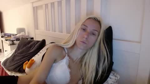Snapshot of barelylegalblondy chatting on 10-02-25, 05:31 Lena online show from 10-02-25, 05:31