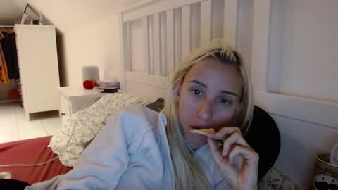 Snapshot of barelylegalblondy chatting on 10-04-25, 08:34 Lena online show from 10-04-25, 08:34