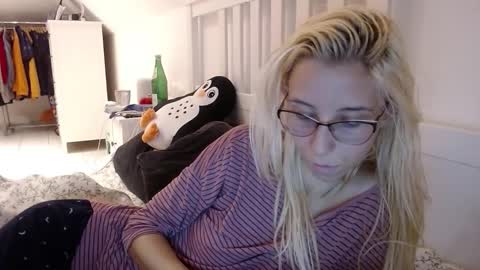 Snapshot of barelylegalblondy chatting on 10-06-25, 11:29 Lena online show from 10-06-25, 11:29
