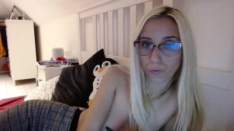 Snapshot of barelylegalblondy chatting on 10-08-25, 06:27 Lena online show from 10-08-25, 06:27