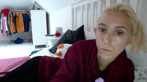Snapshot of barelylegalblondy chatting on 10-18-25, 12:06 Lena online show from 10-18-25, 12:06
