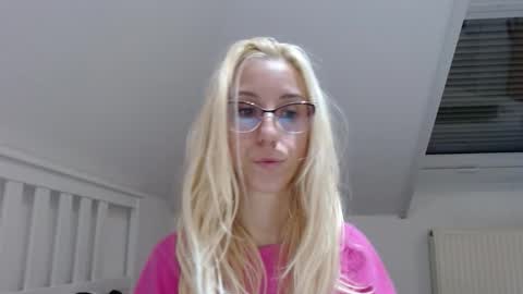 Snapshot of barelylegalblondy chatting on 10-21-25, 06:30 Lena online show from 10-21-25, 06:30
