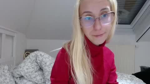 Snapshot of barelylegalblondy chatting on 10-24-25, 04:36 Lena online show from 10-24-25, 04:36