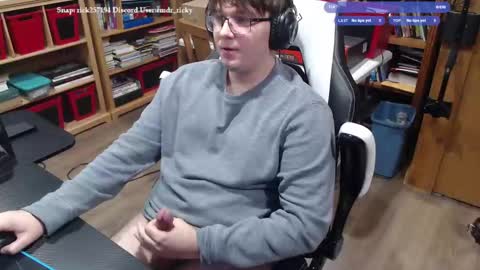 Snapshot of baterricky chatting on 10-17-25, 09:39 Ricky online show from 10-17-25, 09:39