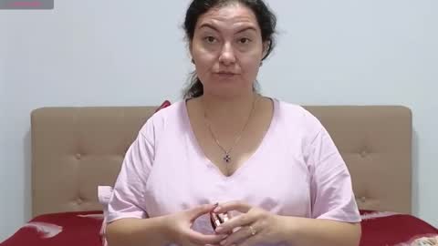 Snapshot of bbw_milf_4u chatting on 10-15-25, 06:35 Emma online show from 10-15-25, 06:35