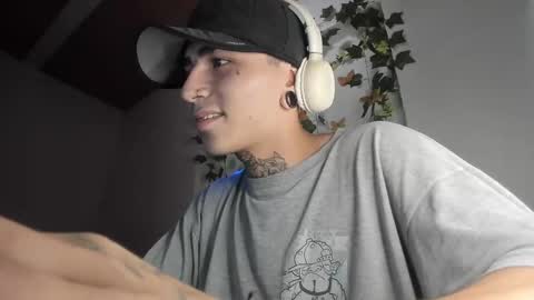 Snapshot of beatandtalk chatting on 11-17-25, 04:24 beatandtalk online show from 11-17-25, 04:24