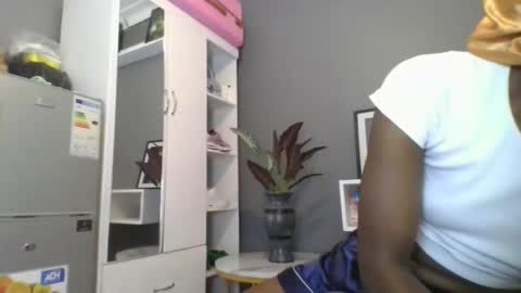 Snapshot of beautie699392 chatting on 02-15-25, 11:03 Lil stunner online show from 02-15-25, 11:03