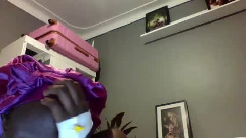 Snapshot of beautie699392 chatting on 02-16-25, 11:48 Lil stunner online show from 02-16-25, 11:48