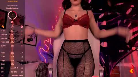 Snapshot of beautifulchleo chatting on 10-25-25, 01:24 Chleo online show from 10-25-25, 01:24