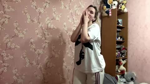 Mia online show from 04-25-26, 04:48