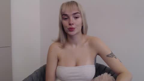 Snapshot of beauty_xpolly chatting on 10-08-25, 09:40 POLLY online show from 10-08-25, 09:40