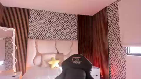 Snapshot of beella_tay1 chatting on 06-11-26, 12:14 BELLA online show from 06-11-26, 12:14