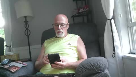 Snapshot of beep_b33p chatting on 05-12-26, 11:24 beep_b33p online show from 05-12-26, 11:24