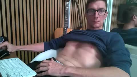 Snapshot of belami_france chatting on 01-07-26, 10:29 SexFriendFrance online show from 01-07-26, 10:29