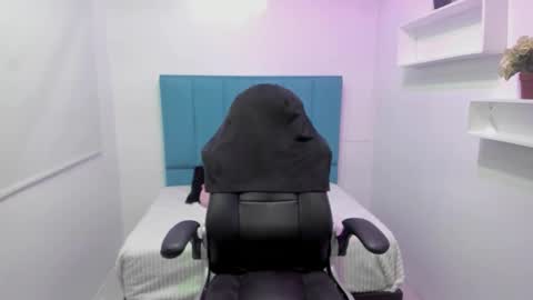 Bella online show from 09-22-25, 01:02