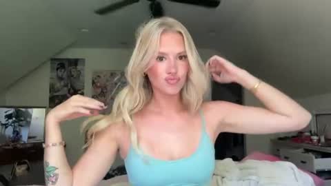 Snapshot of bella_christian chatting on 07-14-26, 04:23 Bella Baby online show from 07-14-26, 04:23