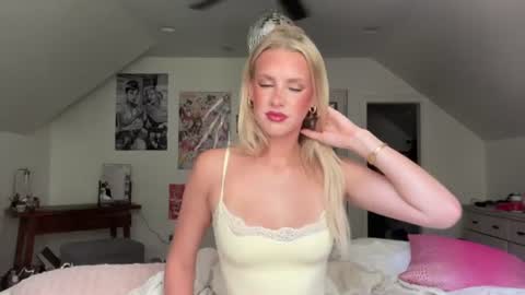 Snapshot of bella_christian chatting on 07-16-26, 05:08 Bella Baby online show from 07-16-26, 05:08