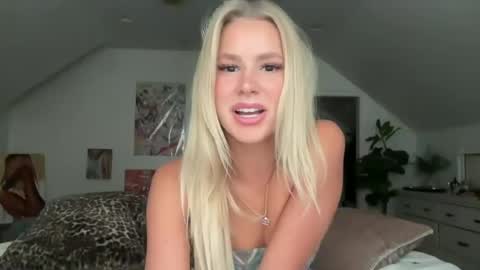 Snapshot of bella_christian chatting on 07-24-26, 05:00 Bella Baby online show from 07-24-26, 05:00