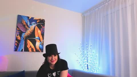 Snapshot of bella_hillss chatting on 04-30-26, 08:15 Bella online show from 04-30-26, 08:15