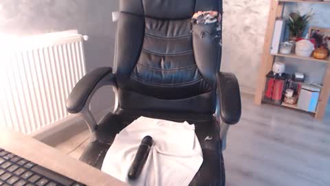 Snapshot of bella_miax chatting on 10-24-25, 05:15 online show from 10-24-25, 05:15