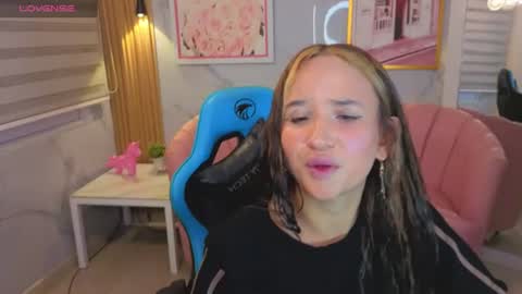 Snapshot of bella_vibes_s chatting on 07-29-26, 02:32 Bella online show from 07-29-26, 02:32