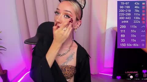 Snapshot of bella_white19 chatting on 09-27-25, 02:00 Bella White online show from 09-27-25, 02:00