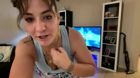 Snapshot of bellabeanz chatting on 08-01-26, 06:23 Roxy Rain online show from 08-01-26, 06:23