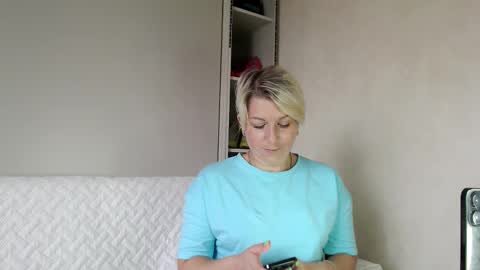 Snapshot of bellastrong_ chatting on 10-15-25, 06:02 Bella online show from 10-15-25, 06:02