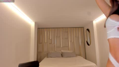 Snapshot of bellathompsonx_ chatting on 06-02-26, 08:11 Bella online show from 06-02-26, 08:11