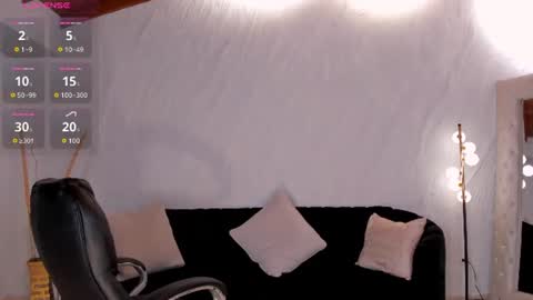 Snapshot of bellathompsonx_ chatting on 06-21-26, 04:26 Bella online show from 06-21-26, 04:26