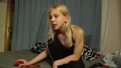 Snapshot of bellezza0 chatting on 04-19-26, 11:51 bellezza0 online show from 04-19-26, 11:51