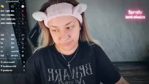 Snapshot of bellezza_ chatting on 06-17-26, 05:03 Your Annabelle Wolf online show from 06-17-26, 05:03
