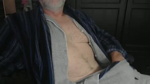 Snapshot of bendrinkin chatting on 01-28-25, 10:23 bendrinkin online show from 01-28-25, 10:23