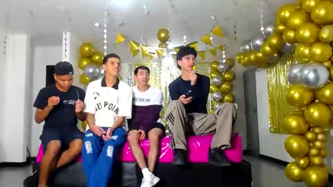 Snapshot of benz_boys chatting on 01-17-25, 12:10 benz boys online show from 01-17-25, 12:10