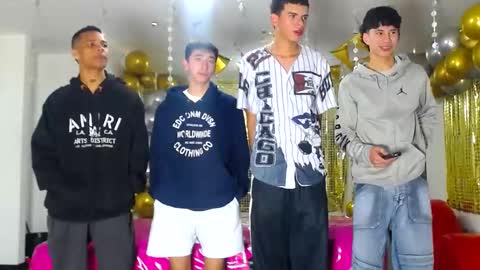 Snapshot of benz_boys chatting on 01-24-25, 12:10 benz boys online show from 01-24-25, 12:10