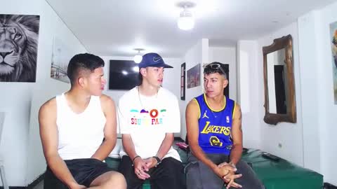 Snapshot of benz_boys chatting on 09-12-25, 12:27 benz boys online show from 09-12-25, 12:27