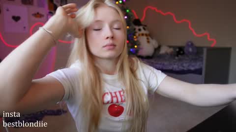 Snapshot of bestblondiiecb chatting on 12-21-24, 05:29 Chloe Next stream on Friday online show from 12-21-24, 05:29