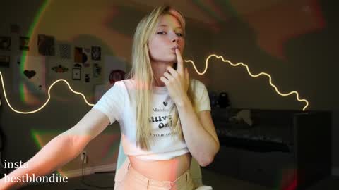 Snapshot of bestblondiiecb chatting on 01-26-25, 08:34 Chloe Next stream on Friday online show from 01-26-25, 08:34