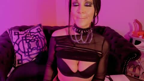 Snapshot of bettybishop chatting on 02-14-25, 10:49 NatashaxoBangs online show from 02-14-25, 10:49