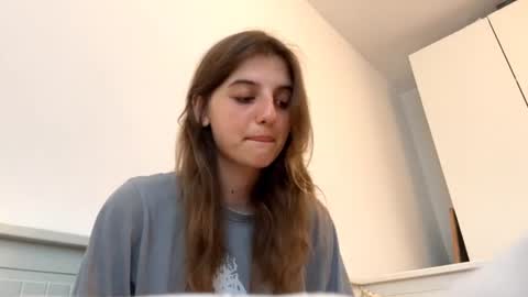 Snapshot of beulahweikert chatting on 06-19-26, 05:06 Lina online show from 06-19-26, 05:06