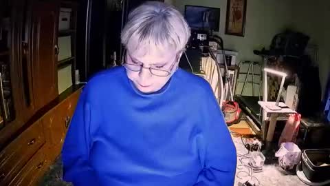 BeverlyCynia online show from 11-21-25, 04:16